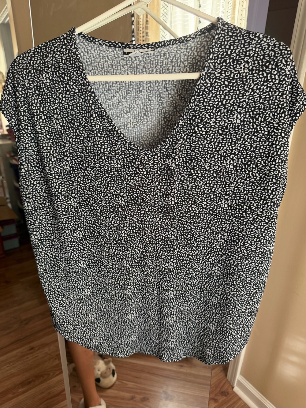 Jules & Leopold Black and White V-Neck Printed Blouse